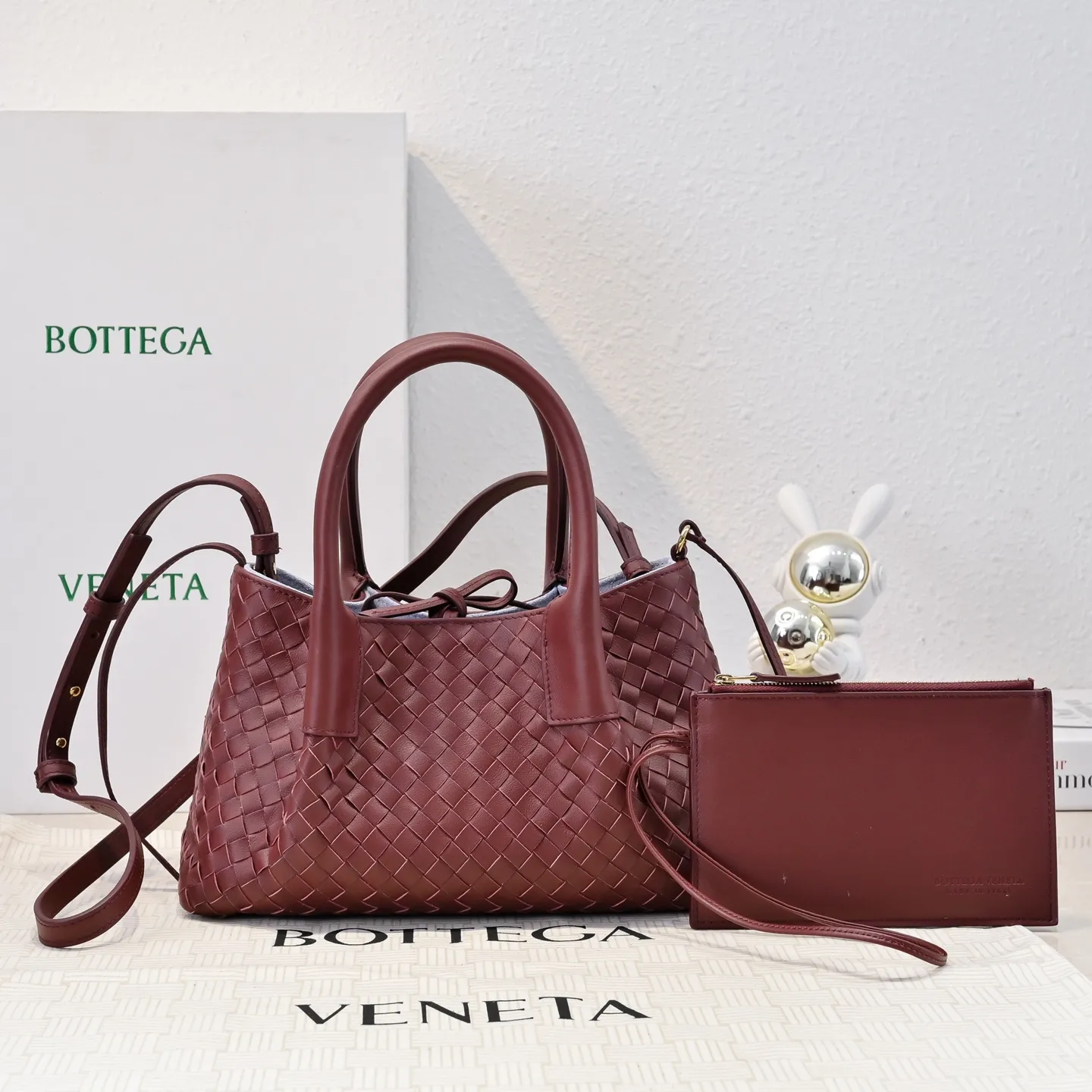 Batch 1760 BOTTEGA VENETA 2025 new product pinacoteca has super soft leather, and the weaving function, practicality and relaxed fashion sense have not fallen behind❤️‍🔥Amway has given sisters a must-have bag when going out. The size of the bag also accurately meets the commuting needs of urban beauties. It can accommodate mobile phones, keys, lipstick, powder, sunscreen, shopping bags...all of it! ! ! 🔥The capacity should not be underestimated~ It does not choose people, clothes, or occasions. With its majestic curved outline, exquisite woven texture, delicate edges and rounded handles, this woven vegetable basket bag truly achieves the goal of "dressing up and being fashionable without getting in the way"~ Are you interested in Jimei? Style number: 9004 Size: 24*15*12cm